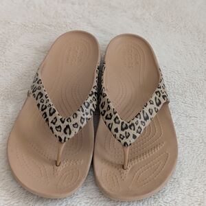 Good Condition: Crocs Kadee II Leopard Printed Women’s 8